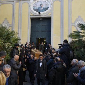 Commozione ai funerali della madre del sindaco de Magistris. Presenti De Luca e De Laurentiis