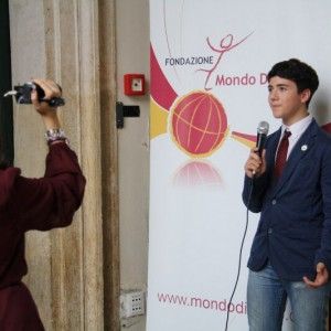 "Cos&igrave; ho insegnato a mio nonno ad usare il computer", migliaia di storie dei 'Volontari della conoscenza'