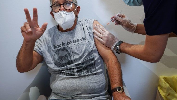 La svolta del ministero: “Via alla terza dose per tutti gli over 60”