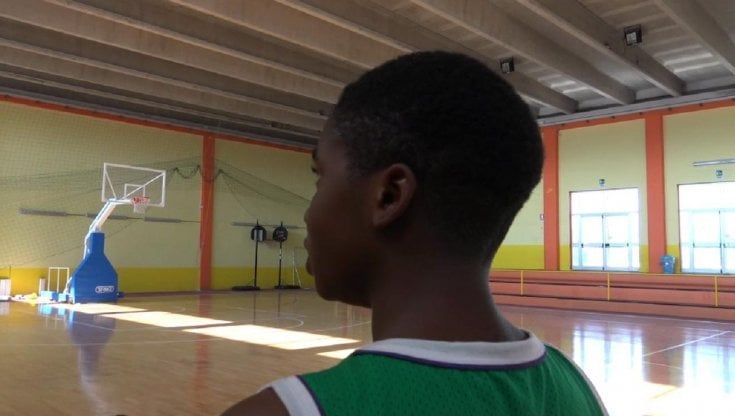 Castel Volturno, la squadra dei giovani immigrati ammessa al campionato di basket. Fico: "Bel segnale"