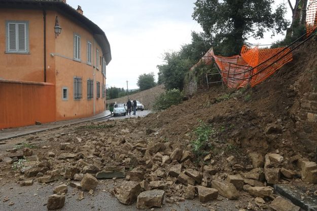 Maltempo a Firenze, frana muro in via Torre del Gallo 