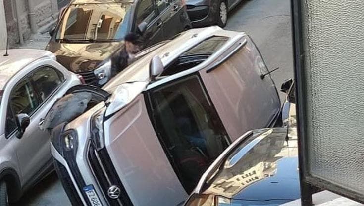 Perde il controllo dell’auto che si ribalta e rimane in bilico in via Re David