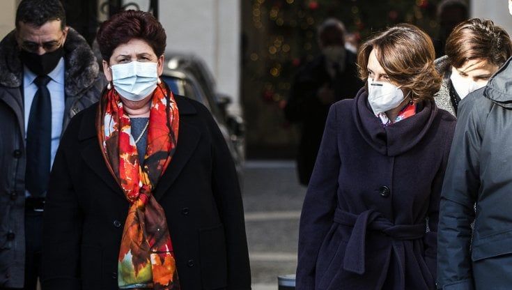 Crisi di governo, scontro nella notte sul Mes nell'ultimo cdm giallo-rosso. Gualtieri e Speranza contro Bellanova: "Le tue parole fanno gelare il sangue"