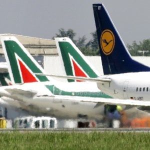 Alitalia, richiesta di cassa integrazione per altri 442 dipendenti: il totale sale a 1.800