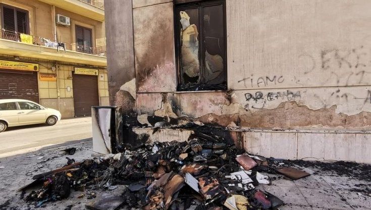Rifiuti in fiamme all'Albergheria, danneggiate le finestre de museo Gemmellaro