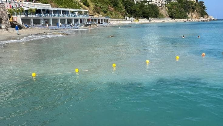 Capri, acqua torbida a Marina Grande, sotto accusa i lavori in corso. “Sabbia al posto dei sassi”