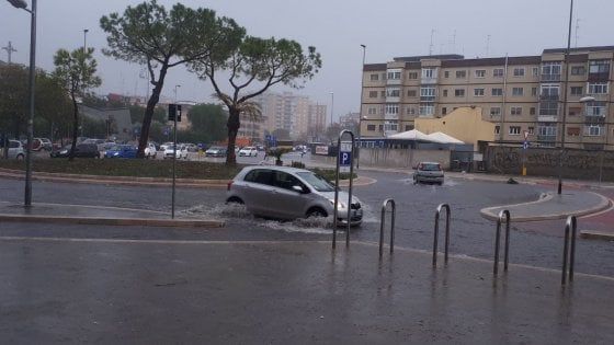 Bari si allaga dopo la pioggia: sott'acqua rotatorie e marciapiedi appena realizzati 