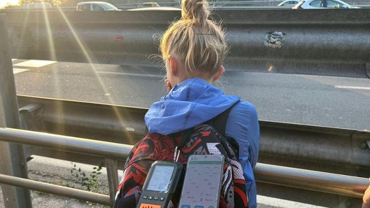 Il test lungo la strada per scuola con il rilevatore di pm10: “Picco sul ponte della Ghisolfa”