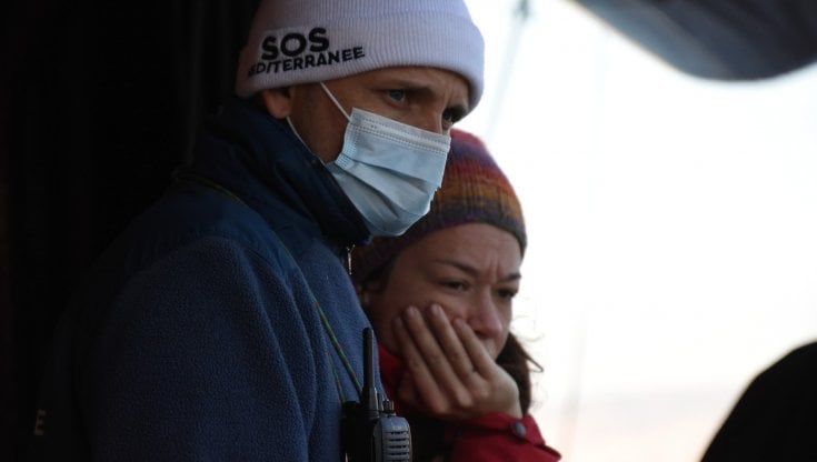 Migranti, l'odio per le Ong corre anche sui social. "Da angeli siamo diventati pirati ma non rispondiamo alle provocazioni"