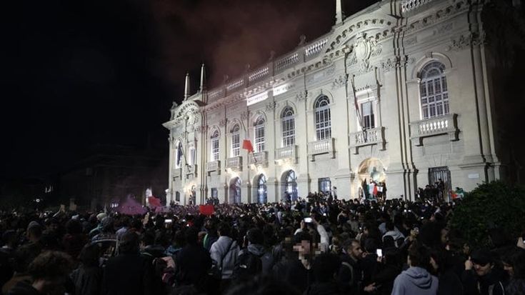 Il corteo pacifico dei 10mila sfila nella città blindata: controlli in centro e fermi preventivi