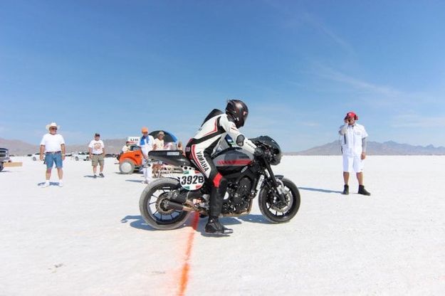 Sul Lago Salato di Bonneville vola la Yamaha Xsr 900 di serie