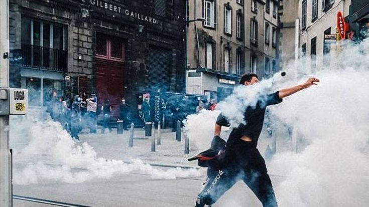 Francia, chiusi 400 licei e decine di presidi feriti. Gli studenti: “Andiamo avanti”