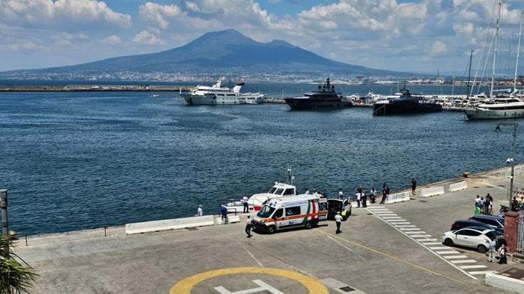Castellammare, padre e figlio rischiano di affogare: pescatore trovato aggrappato ad una boa