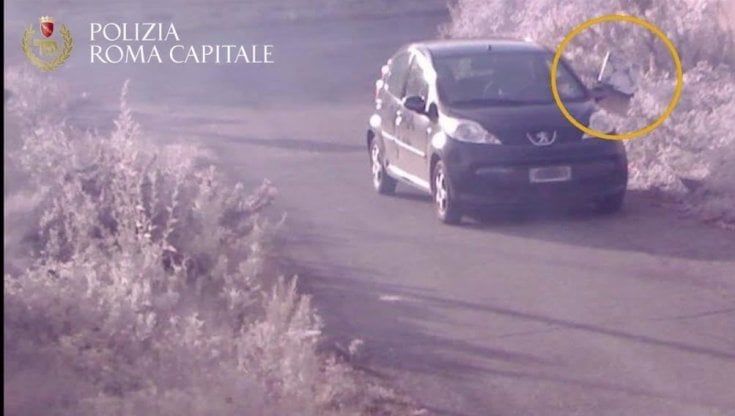 Lancia rifiuti in un'area verde dell'Idroscalo: 600 euro di multa 