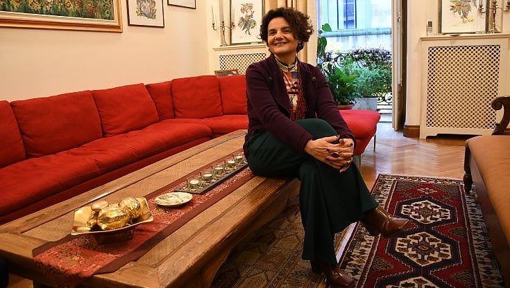 Nelle stanze della filosofa Recchia Luciani: "I saperi, i viaggi, le storie e sullo sfondo l'albero del paradiso"