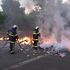 Francia, protesta studenti tra cassonetti a fuoco e cortei pacifici: 