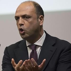 Alfano: "Far lavorare gratis i migranti"