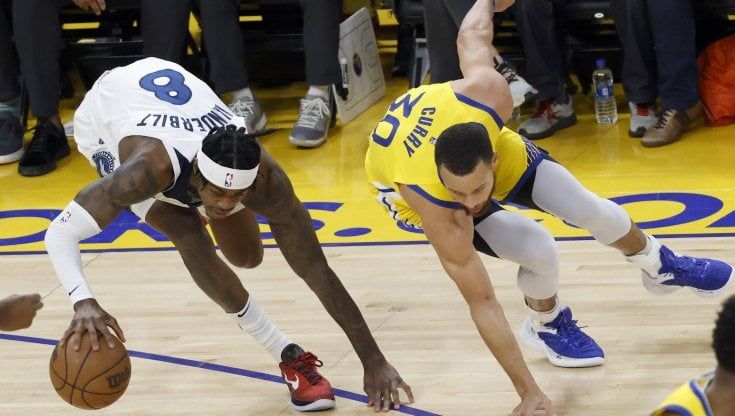 Basket, Nba: i Lakers cadono a Philadelphia, Curry e Thompson trascinano Golden State