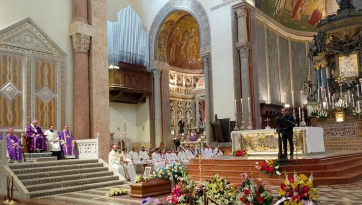 Duomo gremito per i funerali di Daniela Zinnanti uccisa a Messina. La figlia: “Ti darò giustizia”