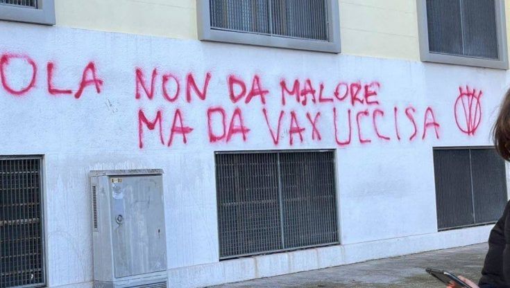 Bari, scritte no vax sulla scuola della prof morta in sala docenti: scatta la denuncia. "Non c'è rispetto neanche per il dolore"