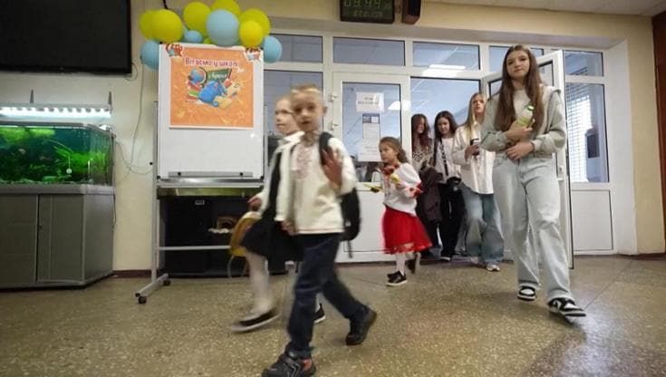 Kiev, primo giorno di scuola nel bunker: "Alcuni piangono, altri si stanno abituando alla guerra"