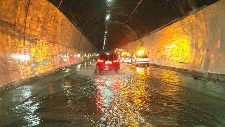 Maltempo: allagamenti a Genova e in A10