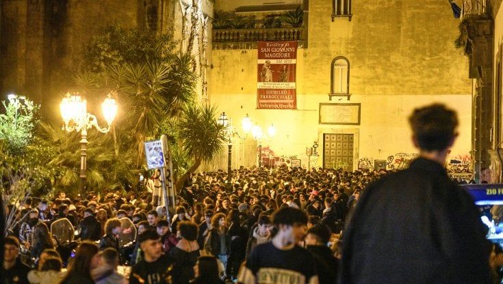 Napoli, urla, alcol e malori: movida fuori controllo nel centro storico