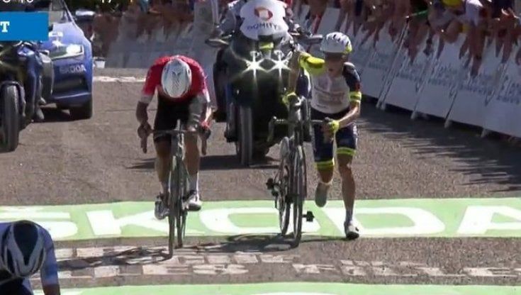 Tour, Meintjes alla bersagliera, arriva al traguardo a piedi: "Noi africani amiamo correre..."