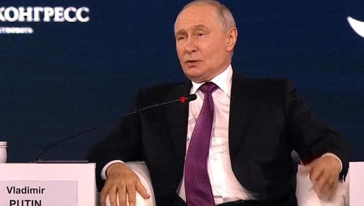 Ucraina, Putin: "I contatti con i servizi segreti di Kiev continuano"