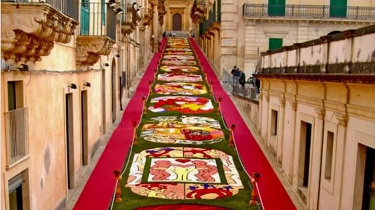Da Warhol a Rotella, l’infiorata di Noto quest’anno celebra la Pop Art