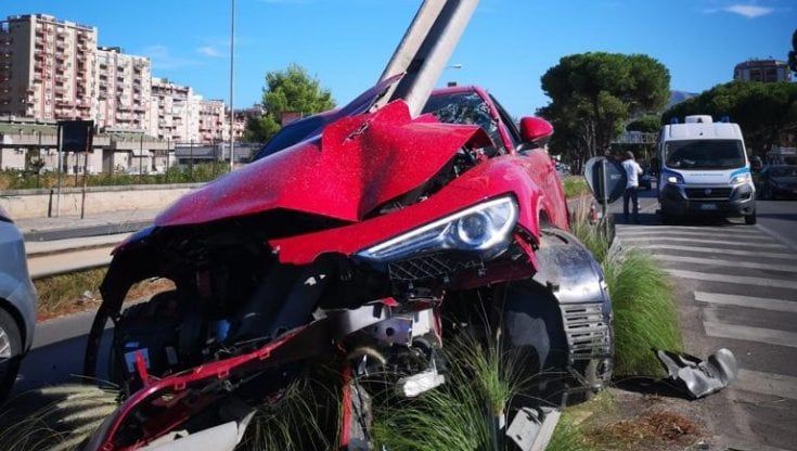 Palermo, perde il controllo dell'auto e finisce contro il guardrail