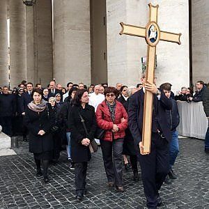 Giubileo della curia romana, Papa in processione tra i dipendenti: "Dobbiamo essere modello"