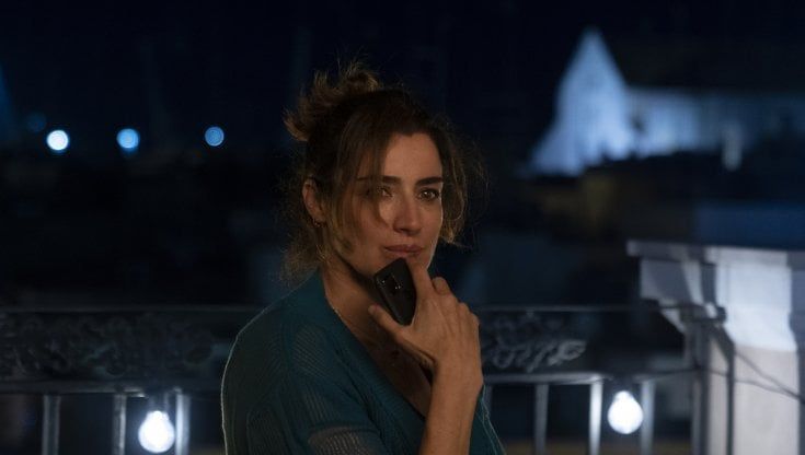 Lolita Lobosco, la parodia è un viaggio nei problemi di Bari: dalle tangenti nella carne all'autobus che diventa "la brace accesa"