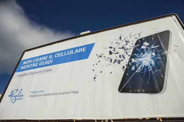 'Guidi col cellulare? Può chiamarti Cristo': la campagna