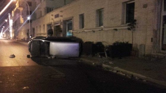 Bari, auto si ribalta all'alba sul lungomare: feriti i tre a bordo, nessuno è grave