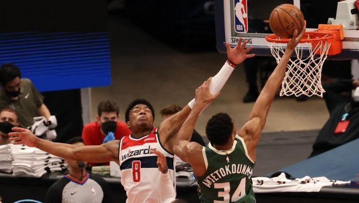Basket, Nba: Milwaukee piega Philadelphia, affiancata in vetta da Brooklyn