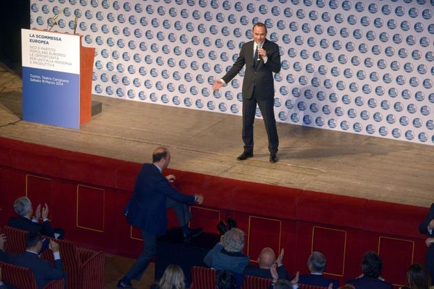 Balzo sull'altoparlante, la scorciatoia di Alfano per la ribalta