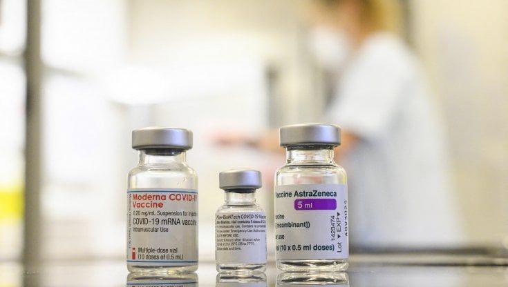 Napoli, Pfizer e AstraZeneca consegnati ai medici di famiglia