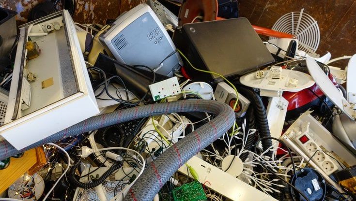 Riciclo: 1 italiano su 6 getta i piccoli elettrodomestici nell’indifferenziata