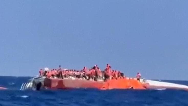 Traghetto si ribalta a Cipro: i passeggeri sull'imbarcazione rovesciata in attesa di soccorso