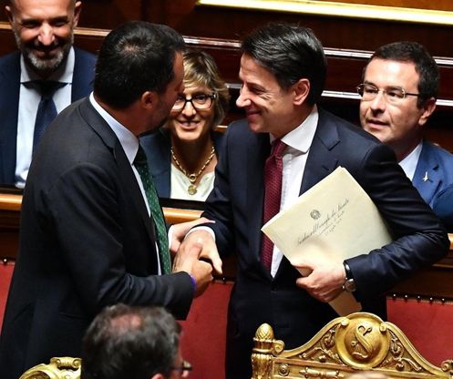 Crisi governo, le facce di Salvini durante l'attacco di Conte