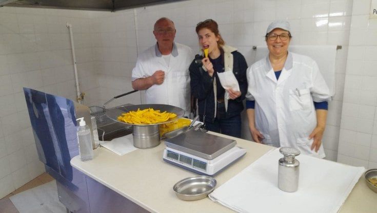 Maria Chiara Giannetta da Scagliozzi a Foggia: "Ha mantenuto la promessa fatta a Sanremo di mangiare la nostra polenta fritta"