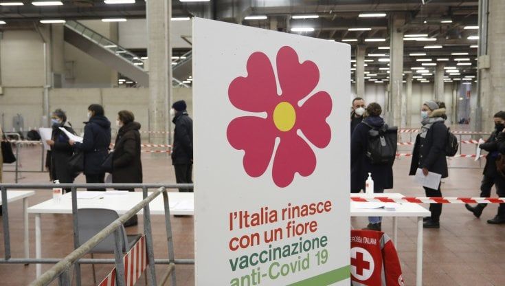 Fasano, No Vax cerca di corrompere infermiere nell'hub per simulare iniezione: denunciato