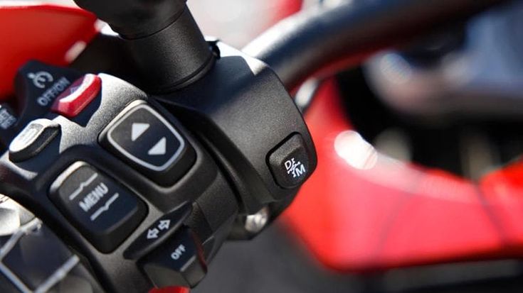 Bmw rivoluziona la moto, addio leva della frizione: ecco il cambio “automatizzato”