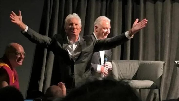 Richard Gere chiede un applauso per Gaza al pubblico dell’Anteo di Milano: “Viviamo tempi oscuri”