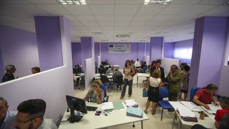 Il Reddito e poco altro, assunti solo 21mila. La Regione a Meloni: "Attenti a tagliare"