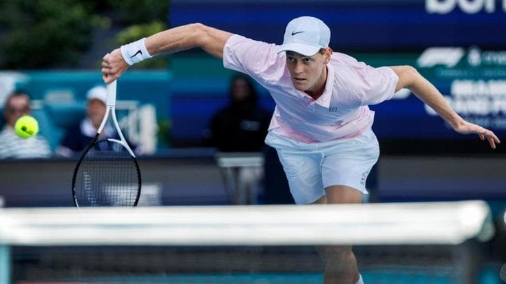 Sinner a Miami si allena con Dzumhur: vince in due set e prova il gioco a rete