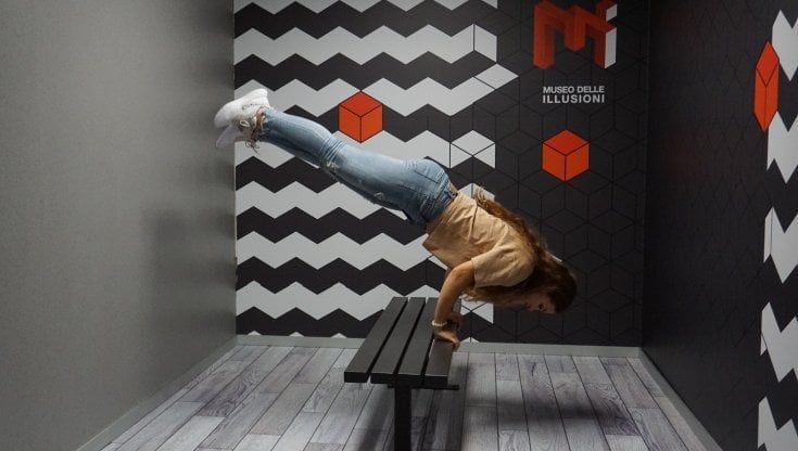 A Milano il museo delle illusioni: camere delle meraviglie, giochi di specchi e trucchi anti-gravità