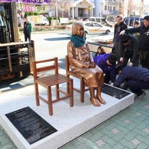 Giappone e Corea del Sud, la statua in ricordo delle 'comfort women' riaccende la tensione