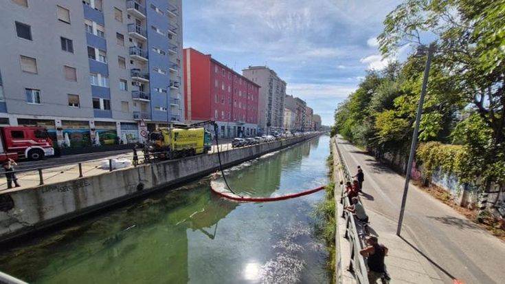 Sul Naviglio la pulizia dopo il maxi sversamento: aspirate finora 500 tonnellate di rifiuti